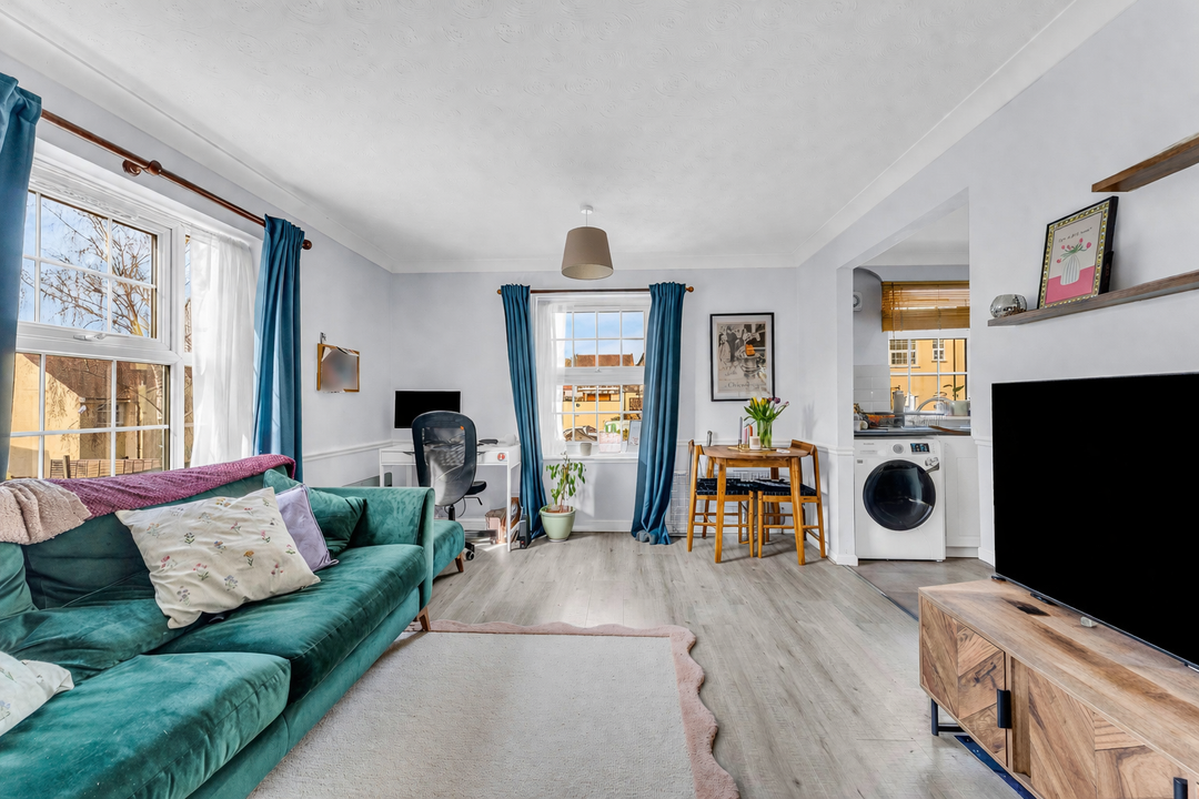 1 bed apartment for sale in Red Lion Court, Bishop's Stortford, Hertfordshire 2