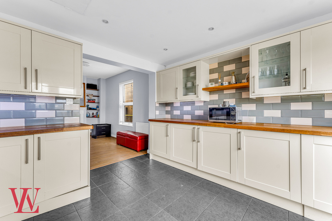 2 bed end of terrace house for sale in Cambridge Road, Sawbridgeworth, Hertfordshire  - Property Image 4