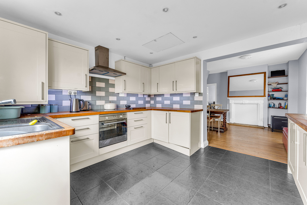 2 bed end of terrace house for sale in Cambridge Road, Sawbridgeworth, Hertfordshire  - Property Image 2