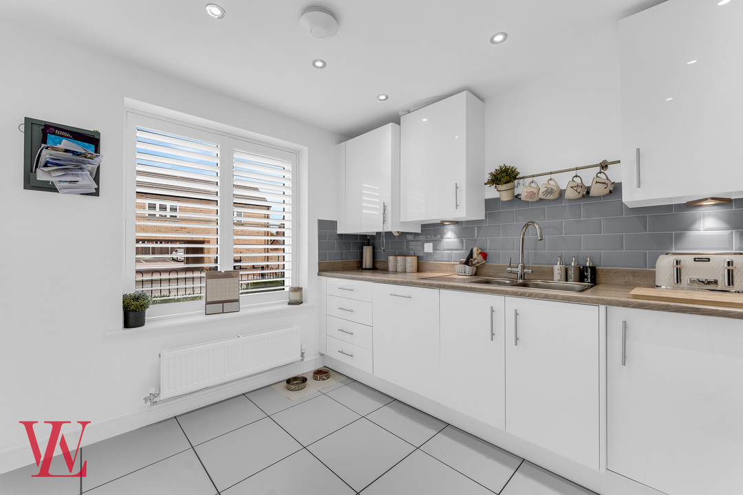 3 bed terraced house for sale in Newland Avenue, Bishop's Stortford 2