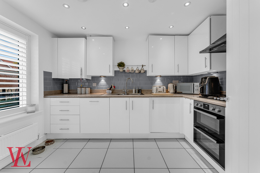 3 bed terraced house for sale in Newland Avenue, Bishop's Stortford 3