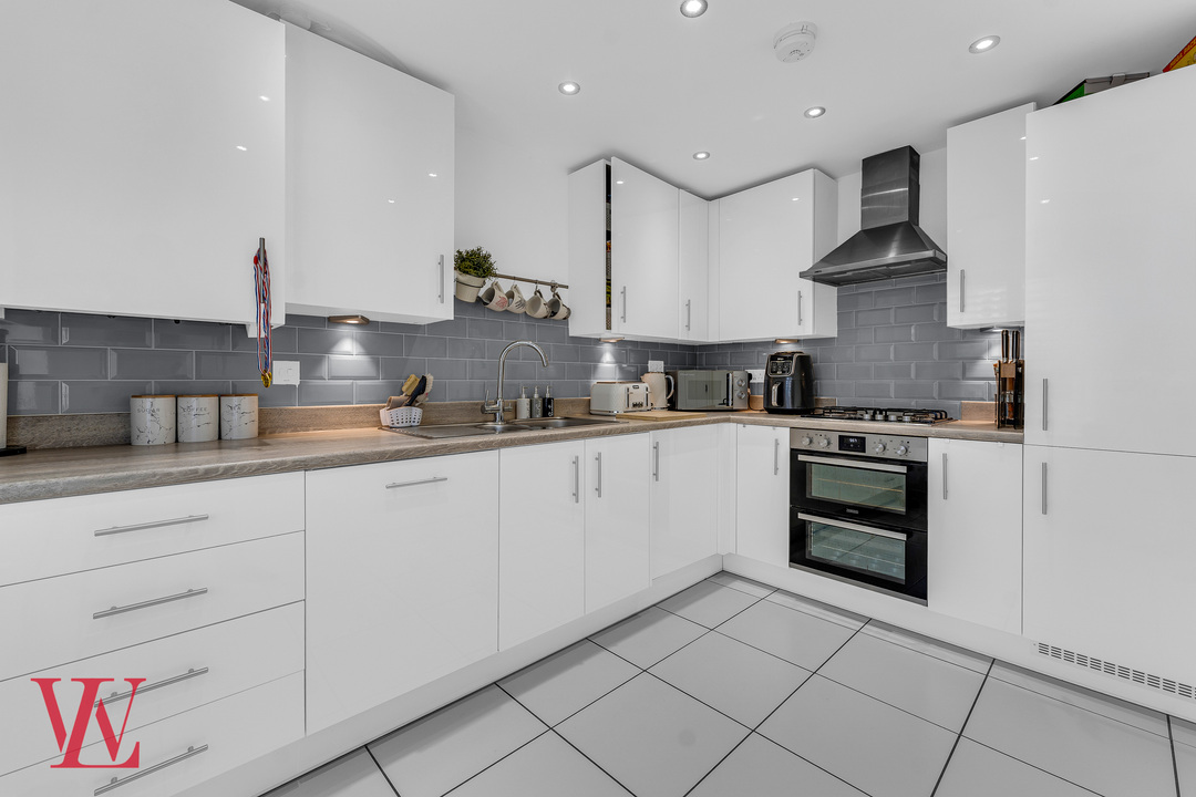 3 bed terraced house for sale in Newland Avenue, Bishop's Stortford  - Property Image 2