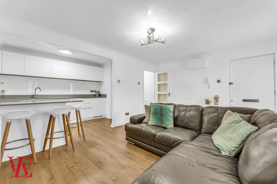 1 bed apartment for sale in Chelmsford House, Chelmsford Road, Dunmow, Essex 3