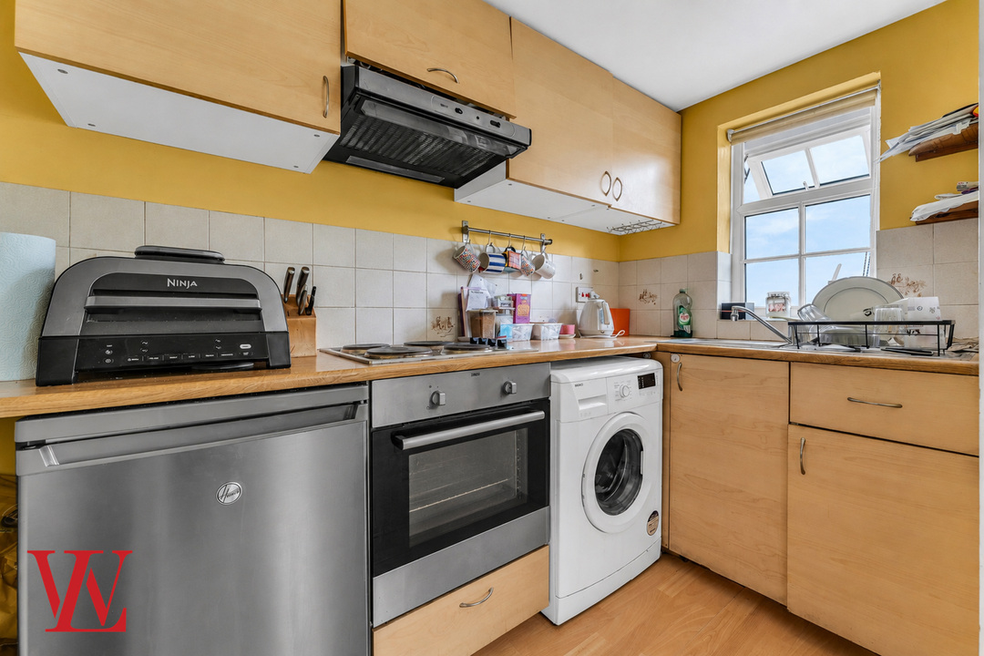 1 bed end of terrace house for sale in London Road, Bishop's Stortford, Hertfordshire 5