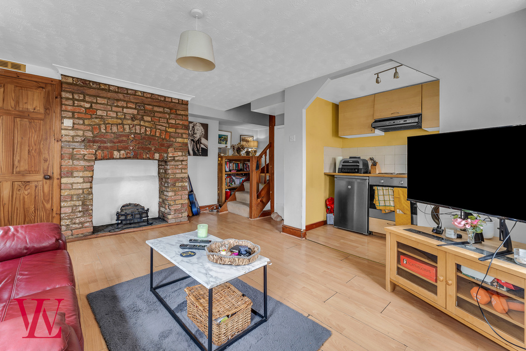 1 bed end of terrace house for sale in London Road, Bishop's Stortford, Hertfordshire 2