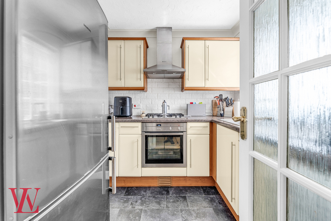 2 bed end of terrace house for sale in The Bourne, Bishop's Stortford, Hertfordshire 5