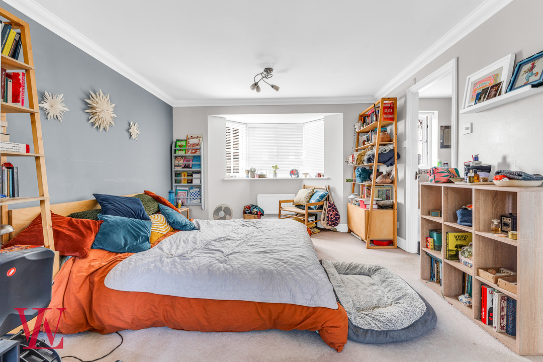 5 bed link detached house for sale in Armourers Close, Bishop's Stortford, Hertfordshire  - Property Image 13