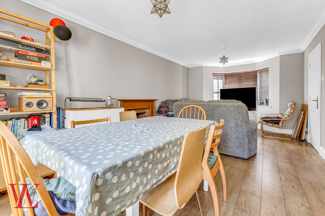 5 bed link detached house for sale in Armourers Close, Bishop's Stortford, Hertfordshire 5