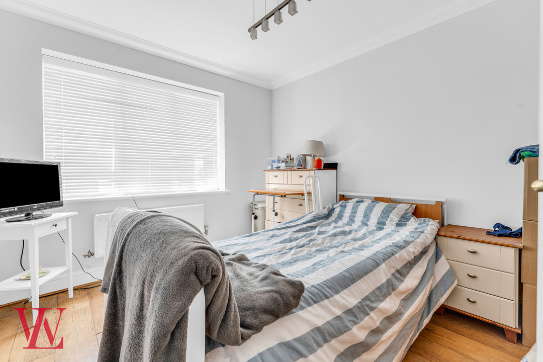 5 bed link detached house for sale in Armourers Close, Bishop's Stortford, Hertfordshire  - Property Image 10