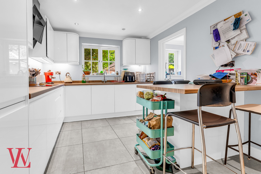 5 bed link detached house for sale in Armourers Close, Bishop's Stortford, Hertfordshire 1