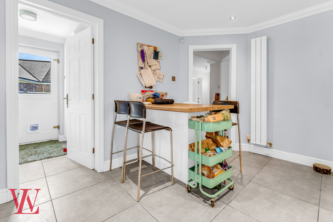 5 bed link detached house for sale in Armourers Close, Bishop's Stortford, Hertfordshire  - Property Image 3