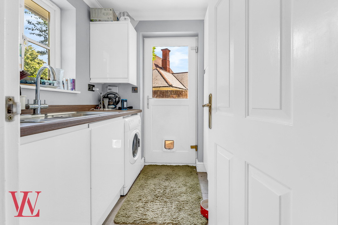 5 bed link detached house for sale in Armourers Close, Bishop's Stortford, Hertfordshire 4