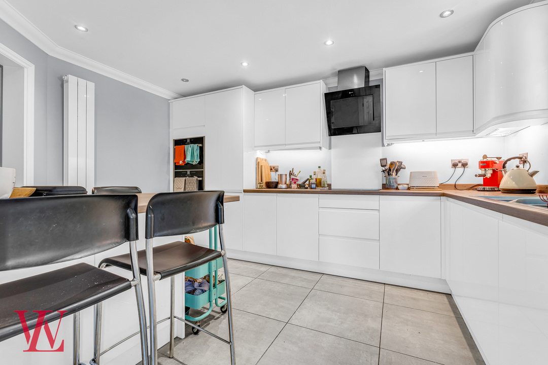 5 bed link detached house for sale in Armourers Close, Bishop's Stortford, Hertfordshire 3