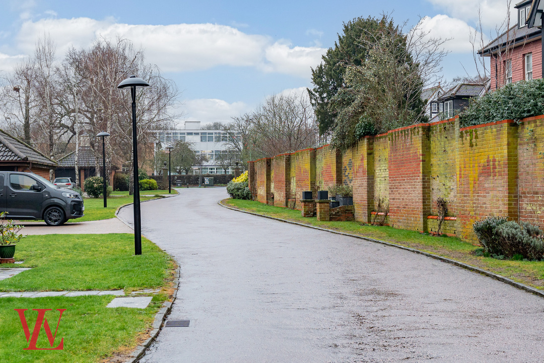 5 bed detached house for sale in Friars Wood, Bishop's Stortford, Hertfordshire  - Property Image 37