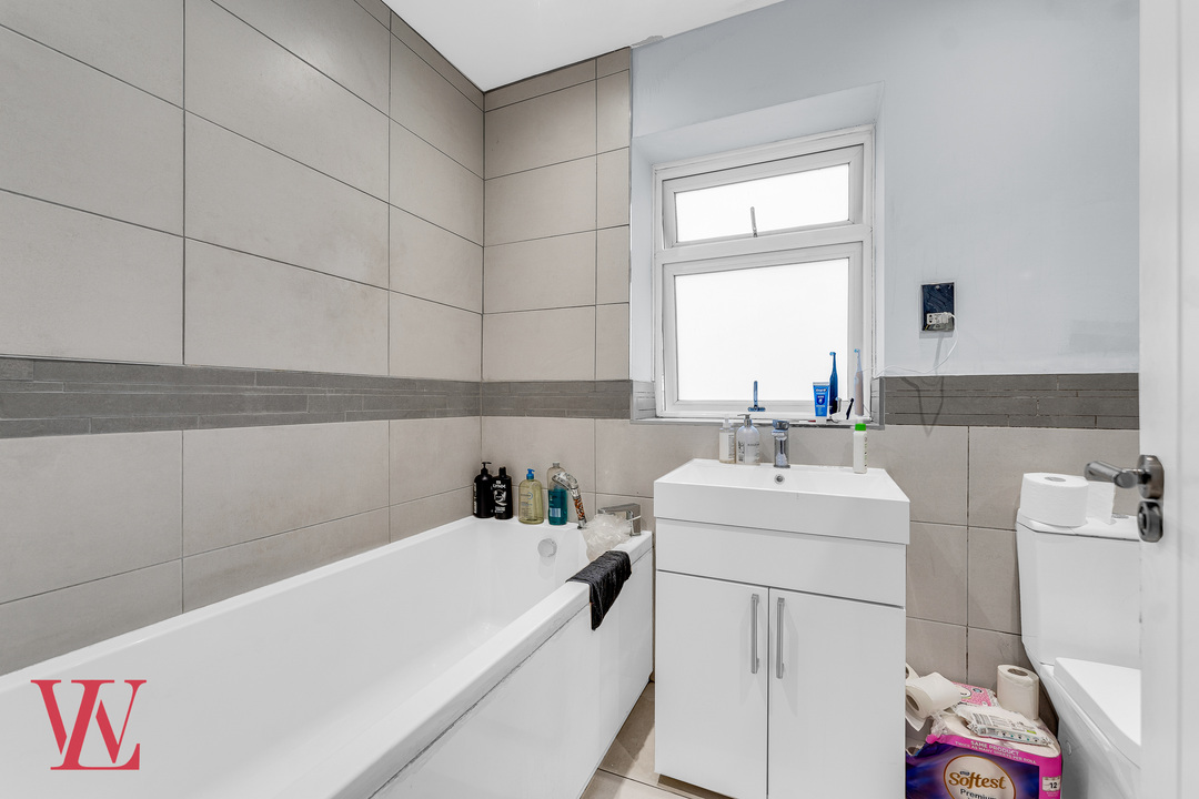 4 bed semi-detached house for sale in Waytemore Road, Bishop's Stortford, Hertfordshire  - Property Image 15