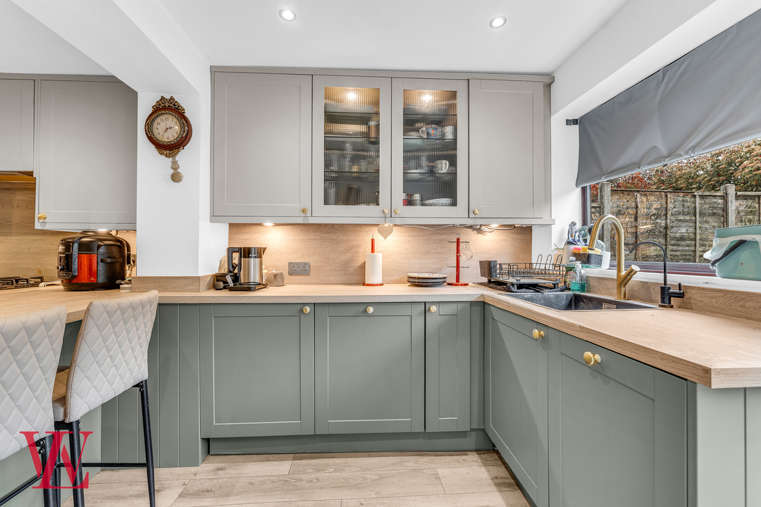 3 bed detached house for sale in Larchwood, Bishop's Stortford, Hertfordshire 5