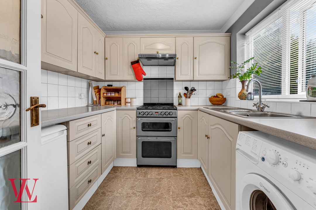 3 bed semi-detached house for sale in Hipkins, Bishop's Stortford, Hertfordshire 5