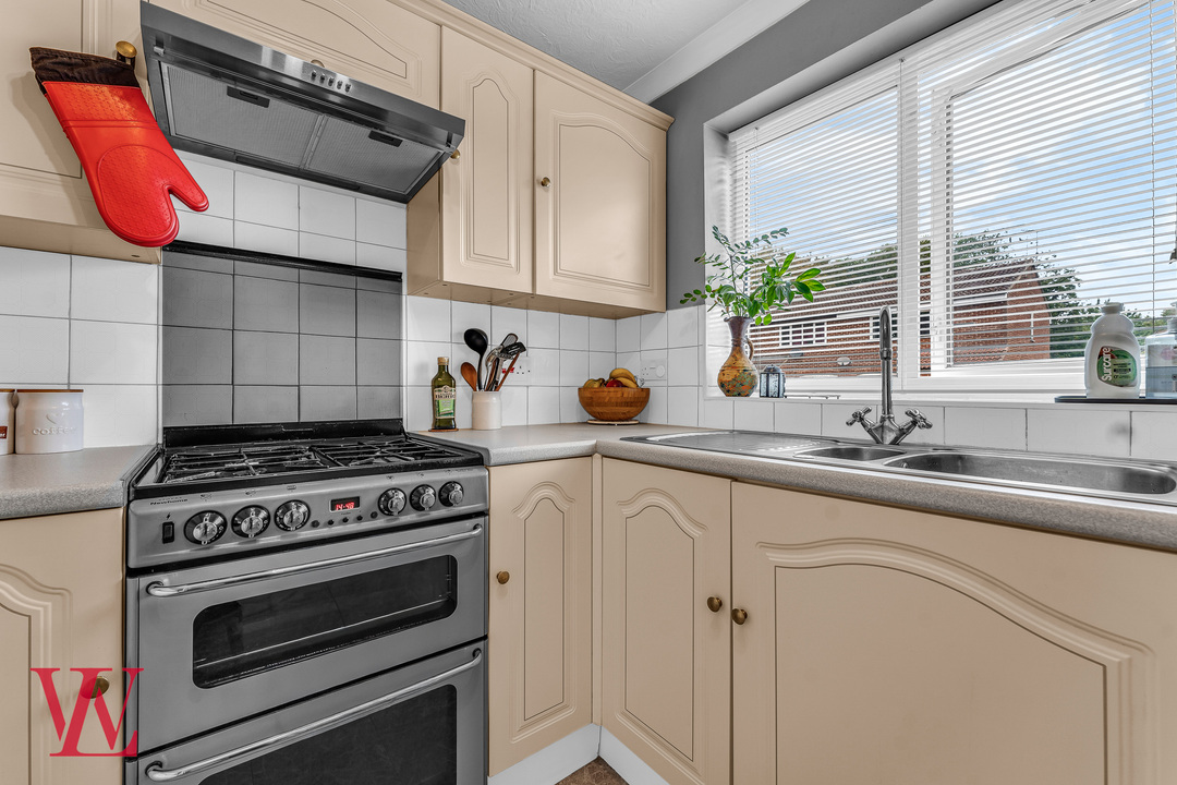 3 bed semi-detached house for sale in Hipkins, Bishop's Stortford, Hertfordshire 6