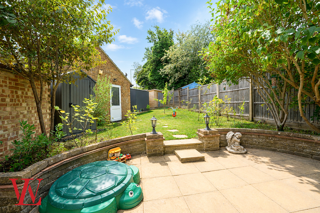 3 bed semi-detached house for sale in Hipkins, Bishop's Stortford, Hertfordshire  - Property Image 14