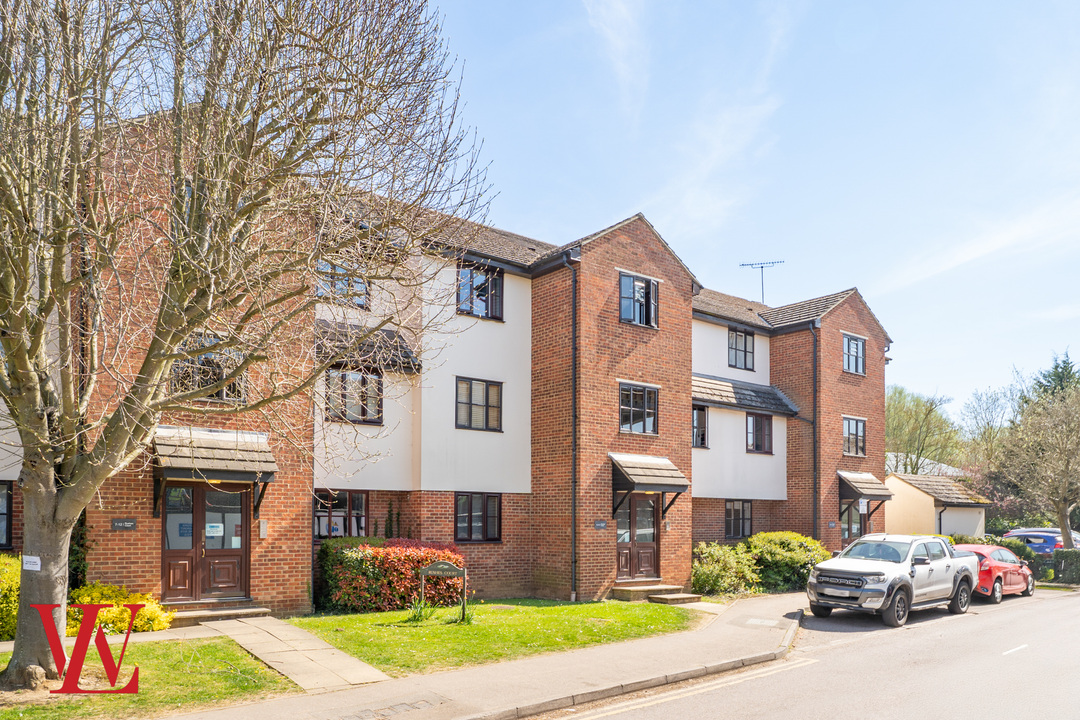 1 bed apartment for sale in Rushes Court, Bishop's Stortford, Hertfordshire - Property Image 1