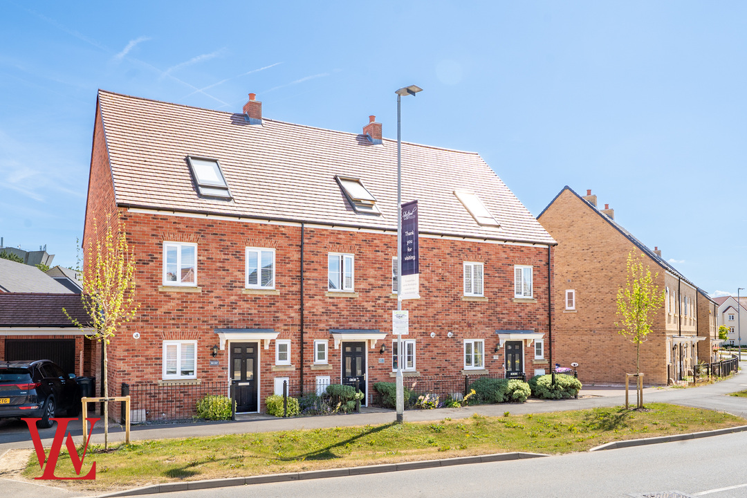 3 bed terraced house for sale in Newland Avenue, Bishop's Stortford, Hertfordshire - Property Image 1