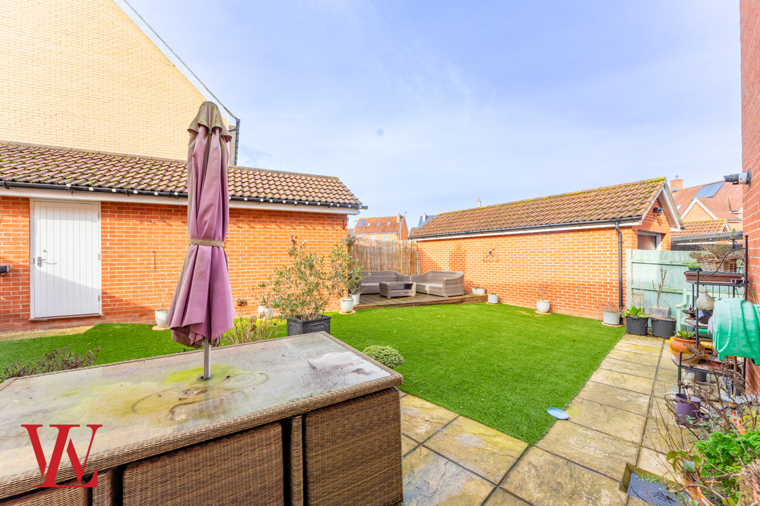 5 bed detached house for sale in Burgattes Road, Little Canfield, Dunmow, Essex  - Property Image 25