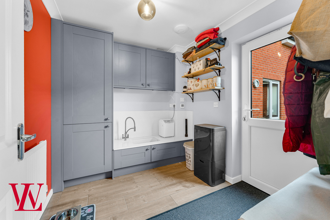 5 bed detached house for sale in Burgattes Road, Little Canfield, Dunmow, Essex 4