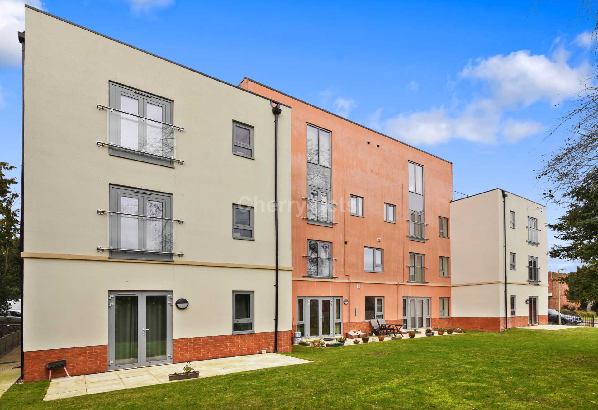 2 bed flat to rent in Hightown Gardens, Banbury, OX16 0