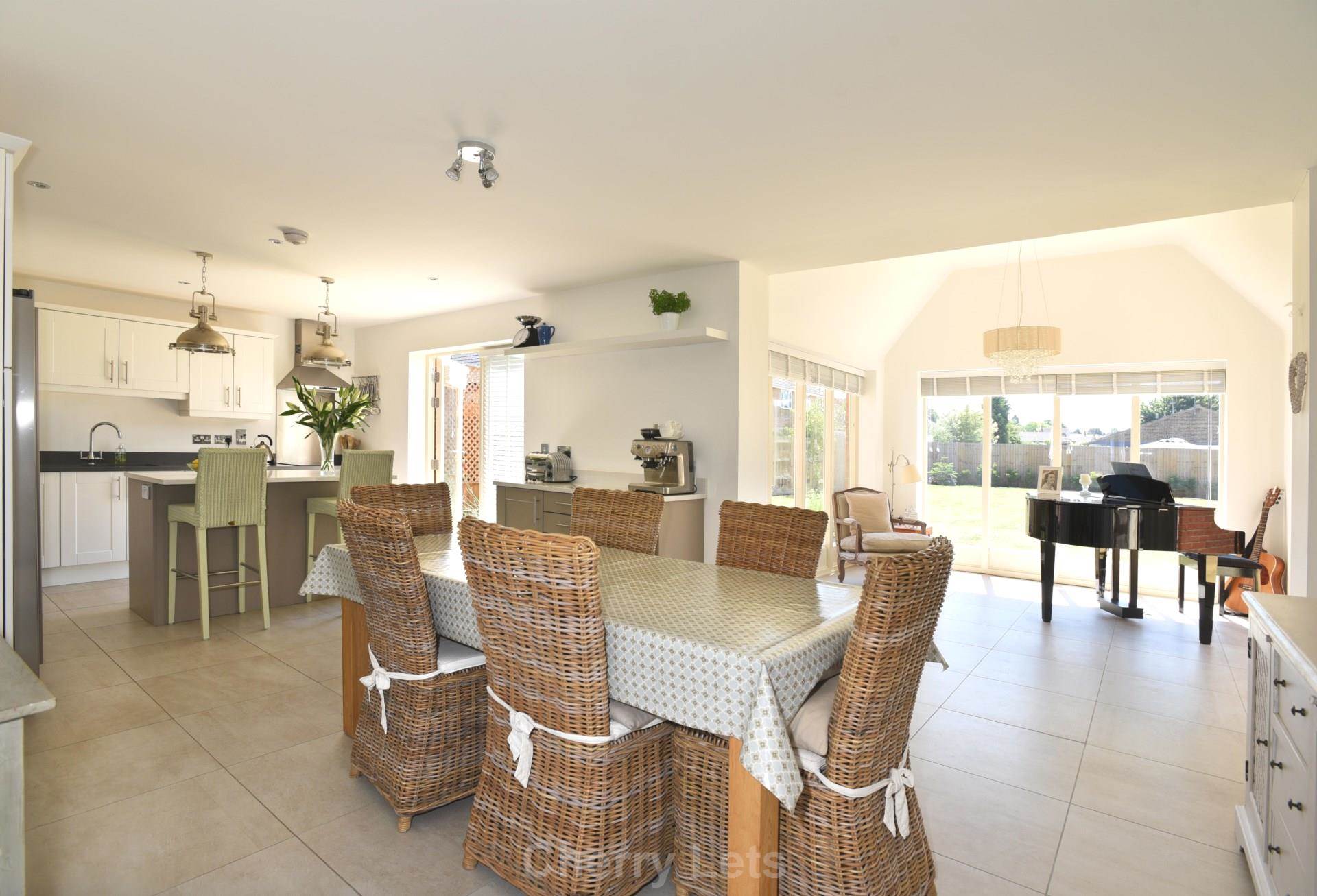 5 bed detached house to rent in Buckingham Close, Kings Sutton, OX17 3