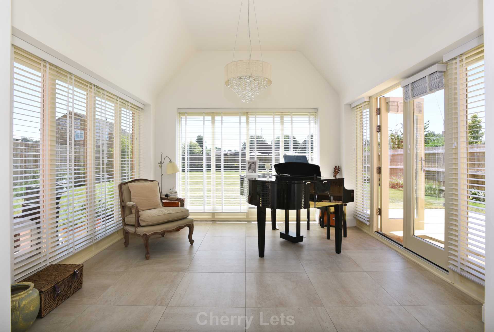 5 bed detached house to rent in Buckingham Close, Kings Sutton, OX17 5