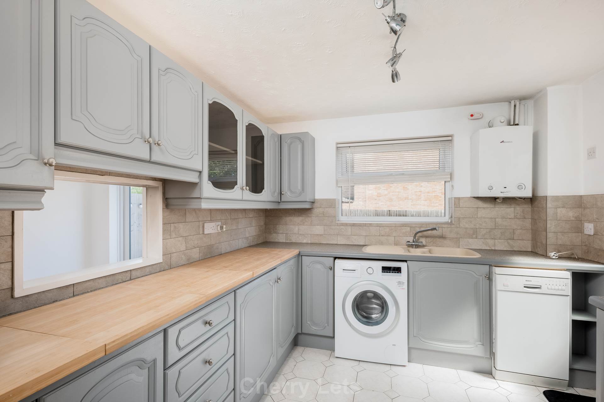 3 bed semi-detached house to rent in Colegrave Road, Bloxham 1