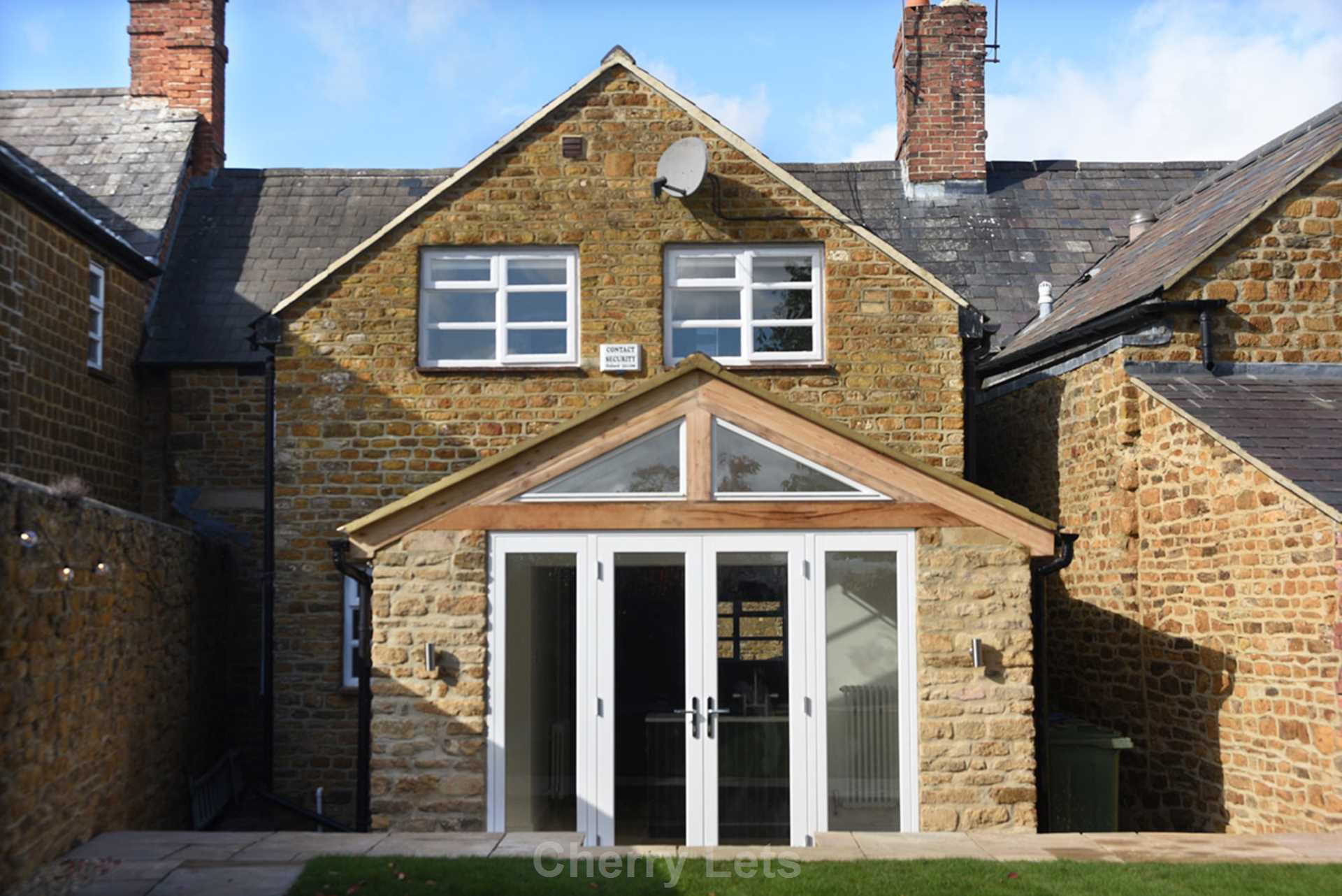 3 bed cottage to rent in St Thomas Street, Deddington, OX15 12