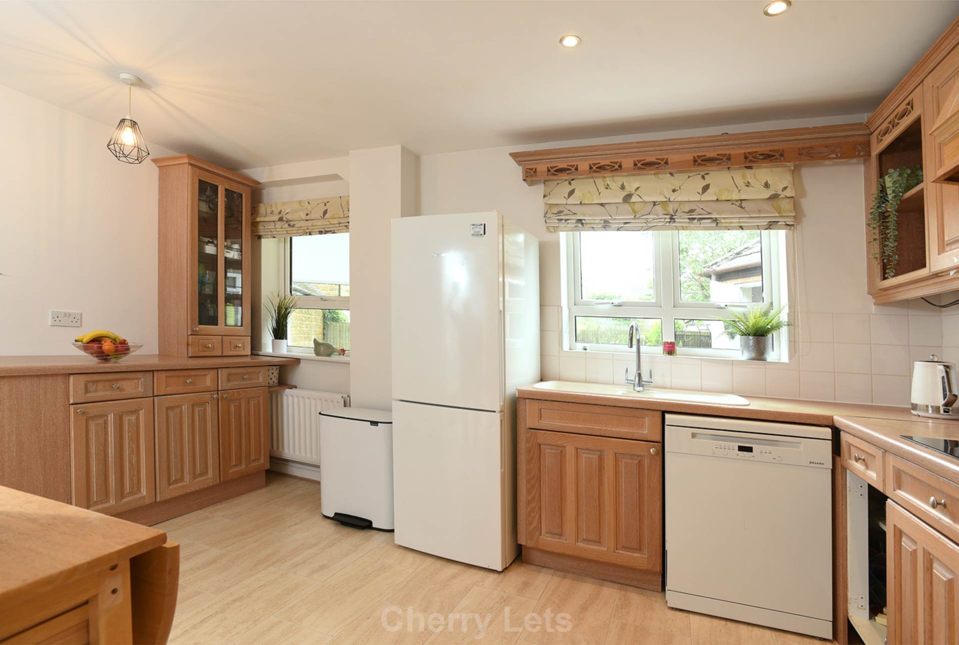 4 bed detached house to rent in Gaveston Gardens, Deddington, OX15 4
