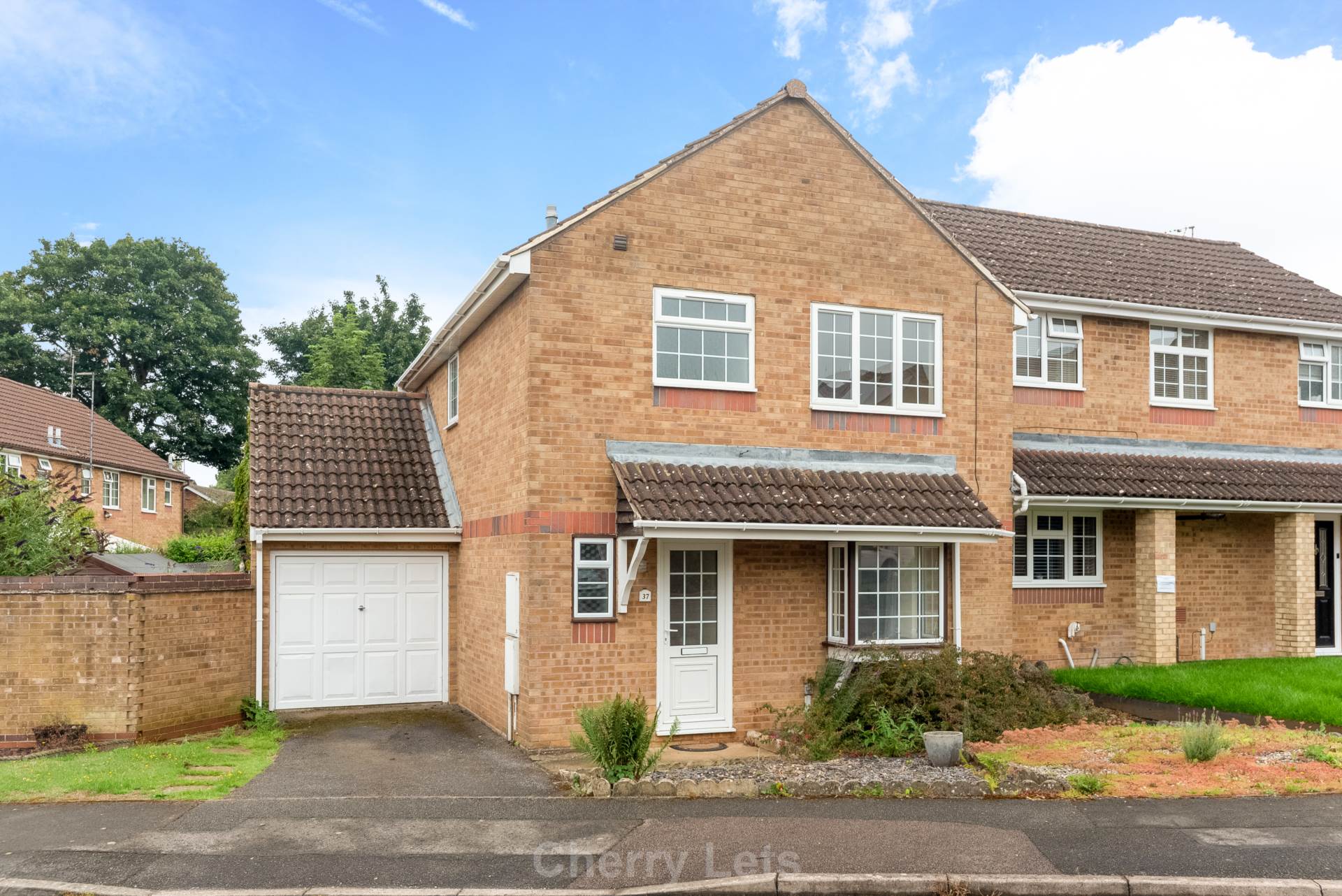 Three bedroom house on very desirable cul de sac in North Banbury.  Sitting and Dining Room, Kitchen and cloakroom on ground floor.  Garden, Parking and Garage. Gas Central Heating and Double Glazing. Pet considered. EPC D.  <br />