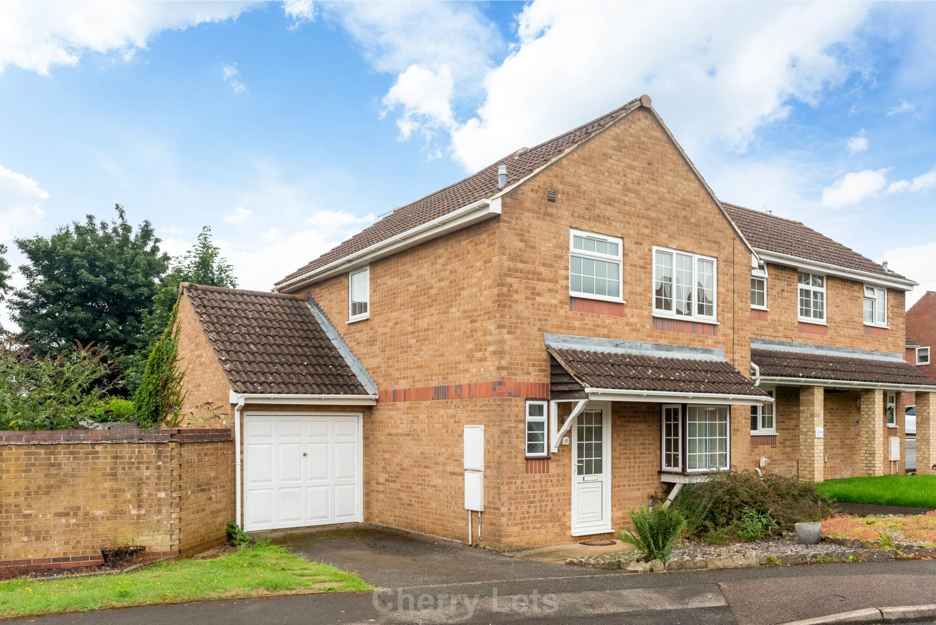 3 bed semi-detached house to rent in Hereford Way, Banbury, OX16 14