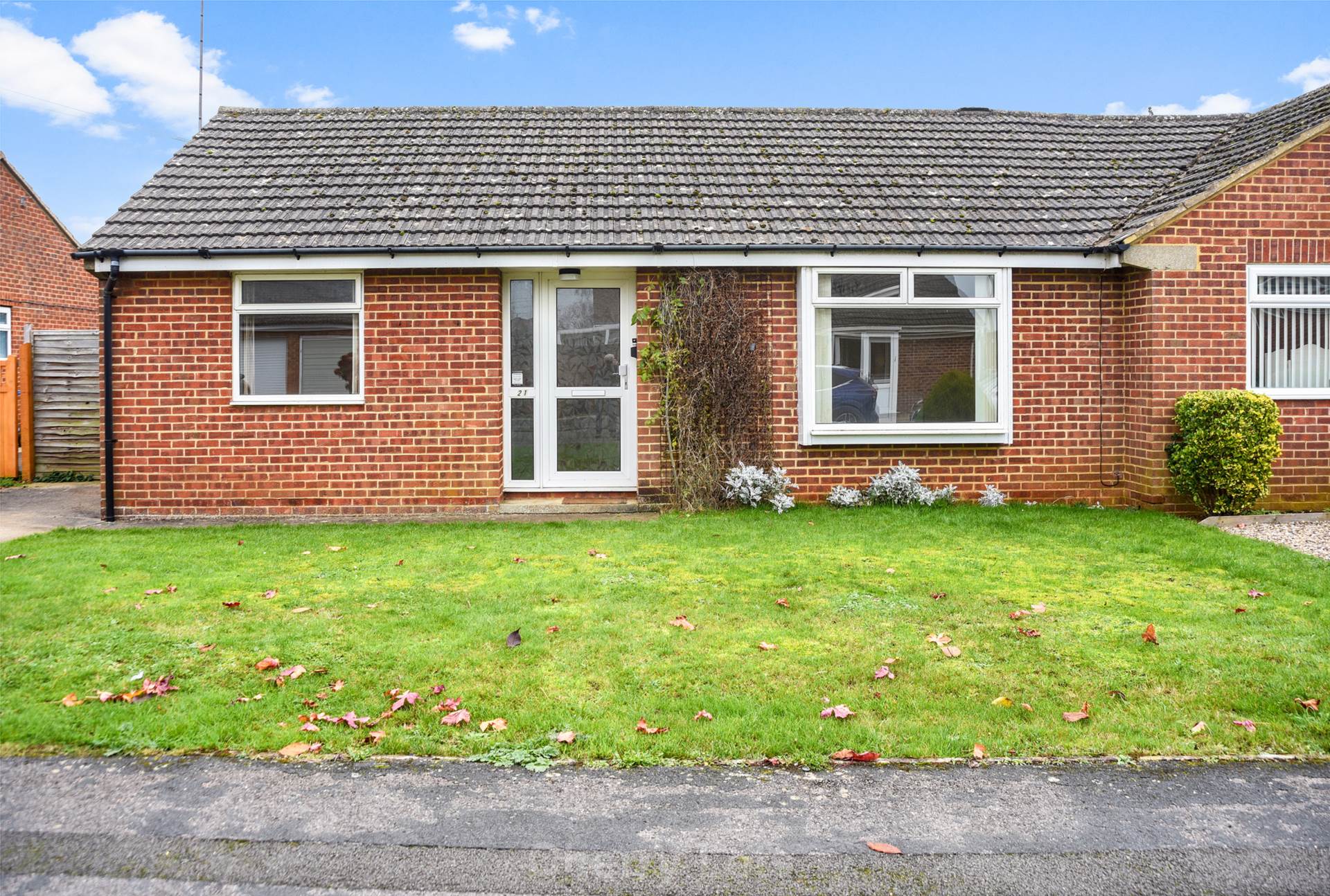 2 bed semi-detached bungalow to rent in Cedar Close, Banbury, OX16  - Property Image 1