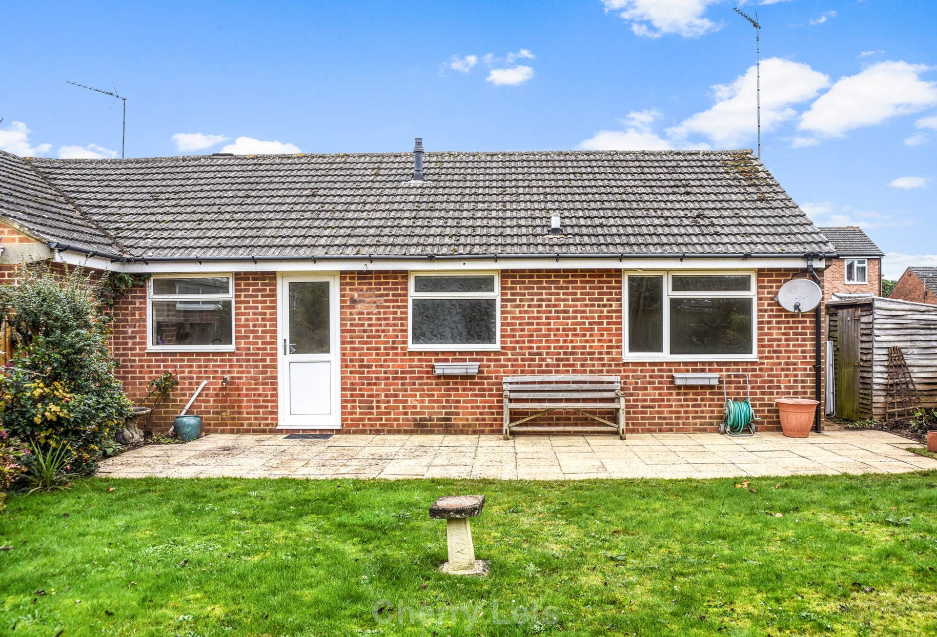 2 bed semi-detached bungalow to rent in Cedar Close, Banbury, OX16 9