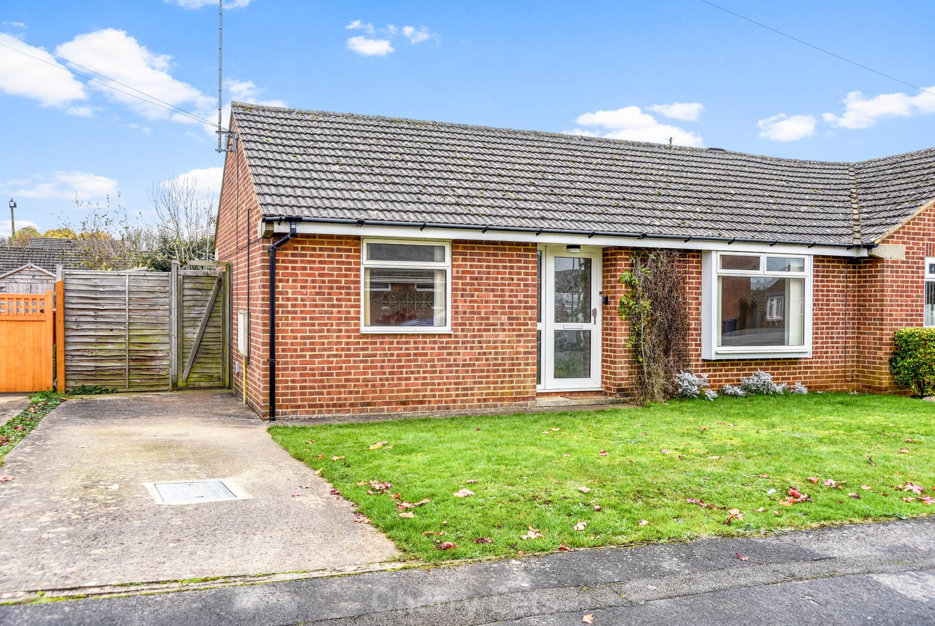 2 bed semi-detached bungalow to rent in Cedar Close, Banbury, OX16  - Property Image 12