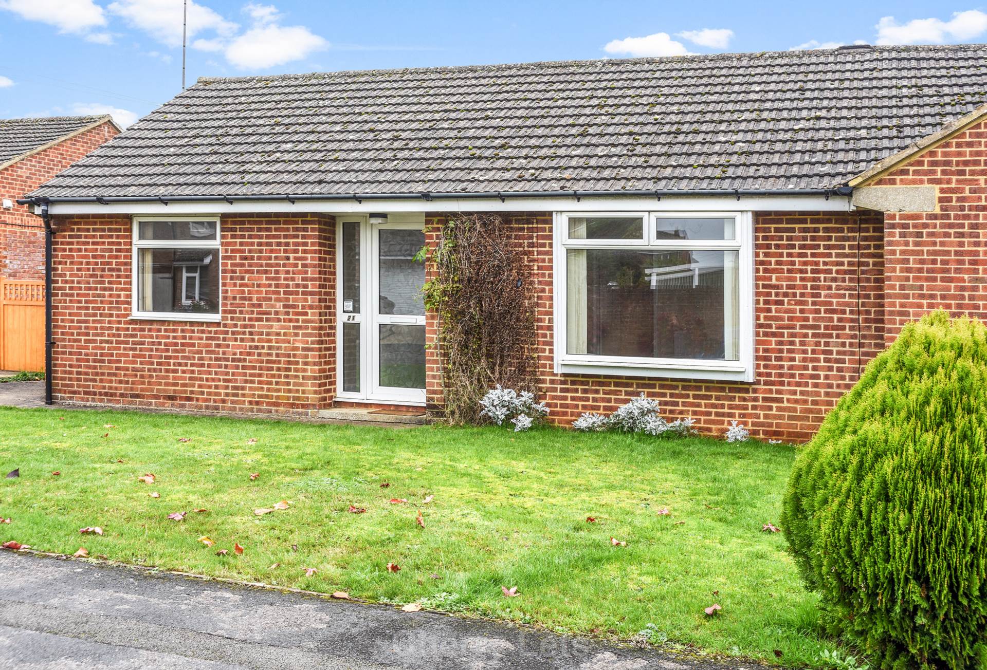 2 bed semi-detached bungalow to rent in Cedar Close, Banbury, OX16 12