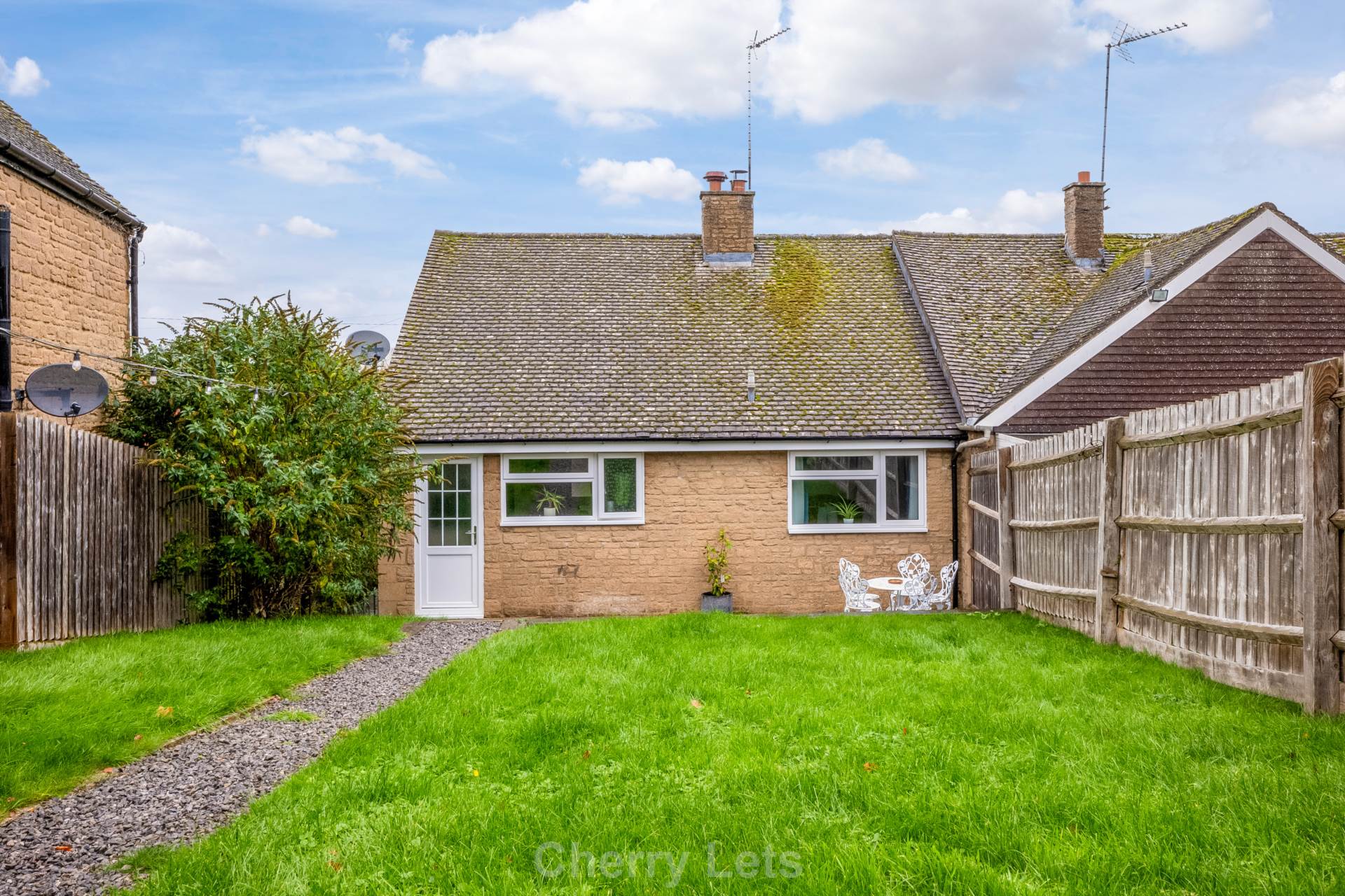 2 bed semi-detached bungalow to rent in Barford St Michael, OX16  - Property Image 13