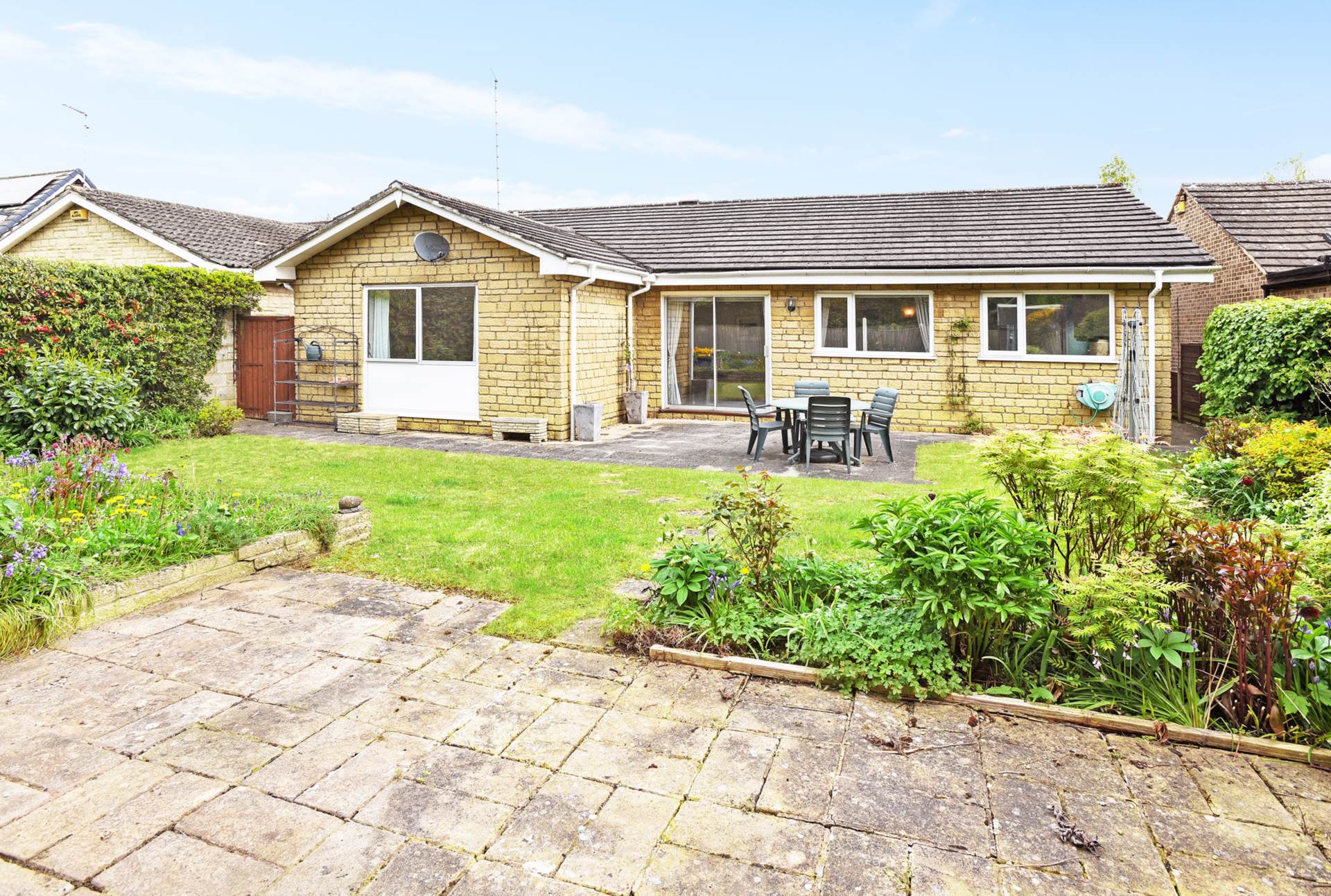 3 bed detached bungalow to rent in Balliol Road, Bicester, OX26  - Property Image 1