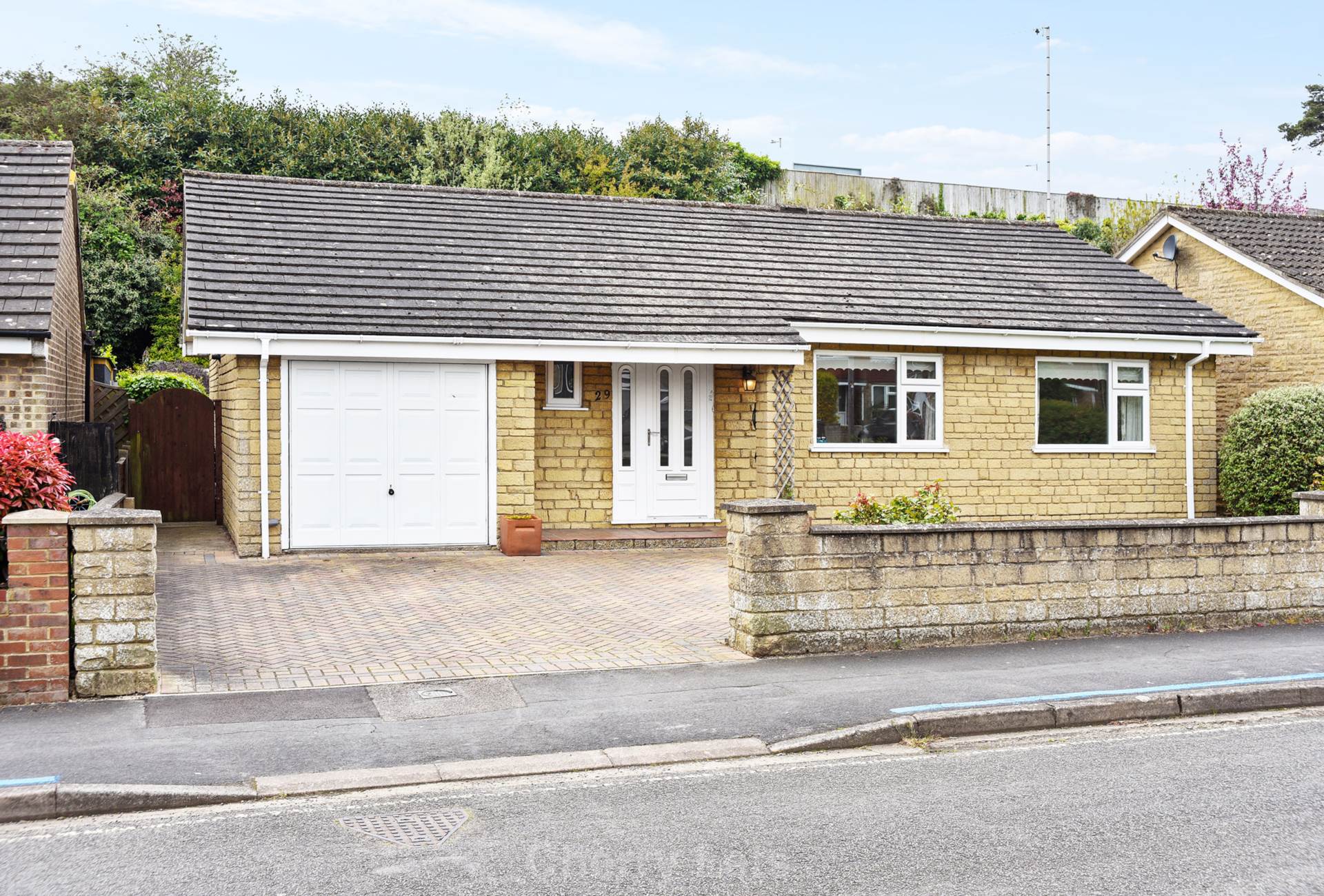 3 bed detached bungalow to rent in Balliol Road, Bicester, OX26 1