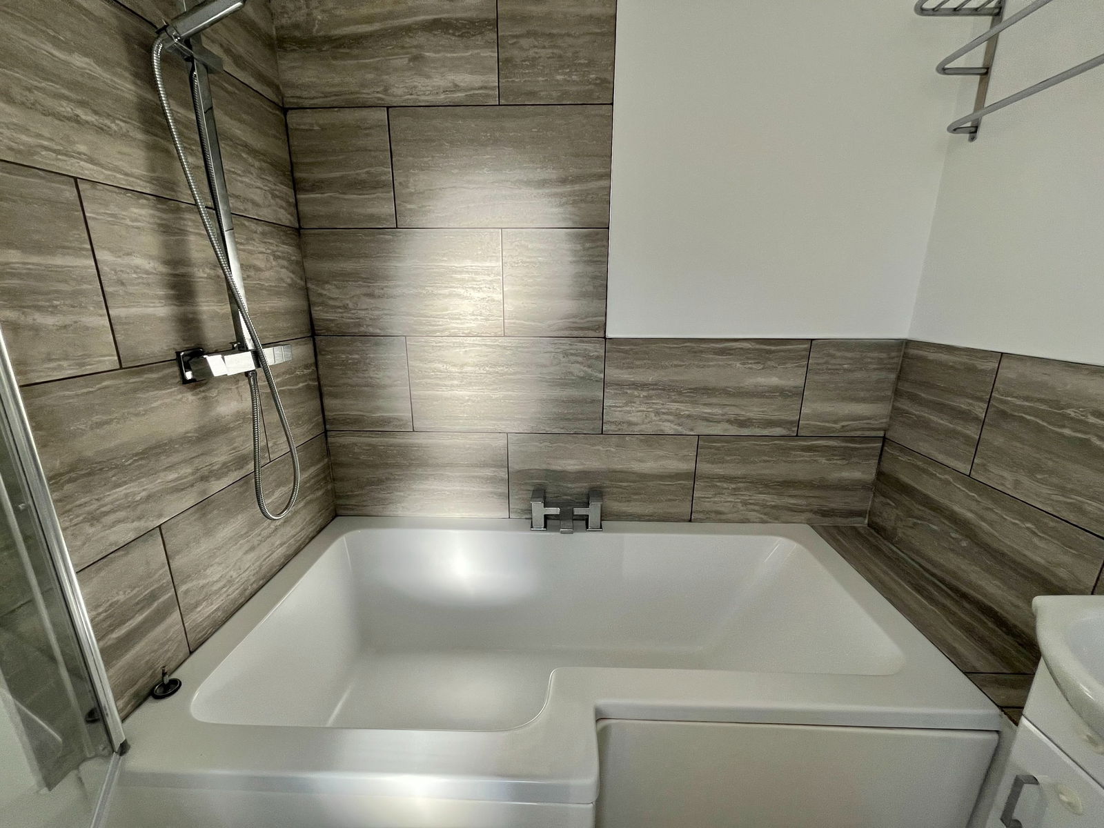 3 bed semi-detached house to rent in Cedar Road, Rochester, ME2 2JR  - Property Image 7