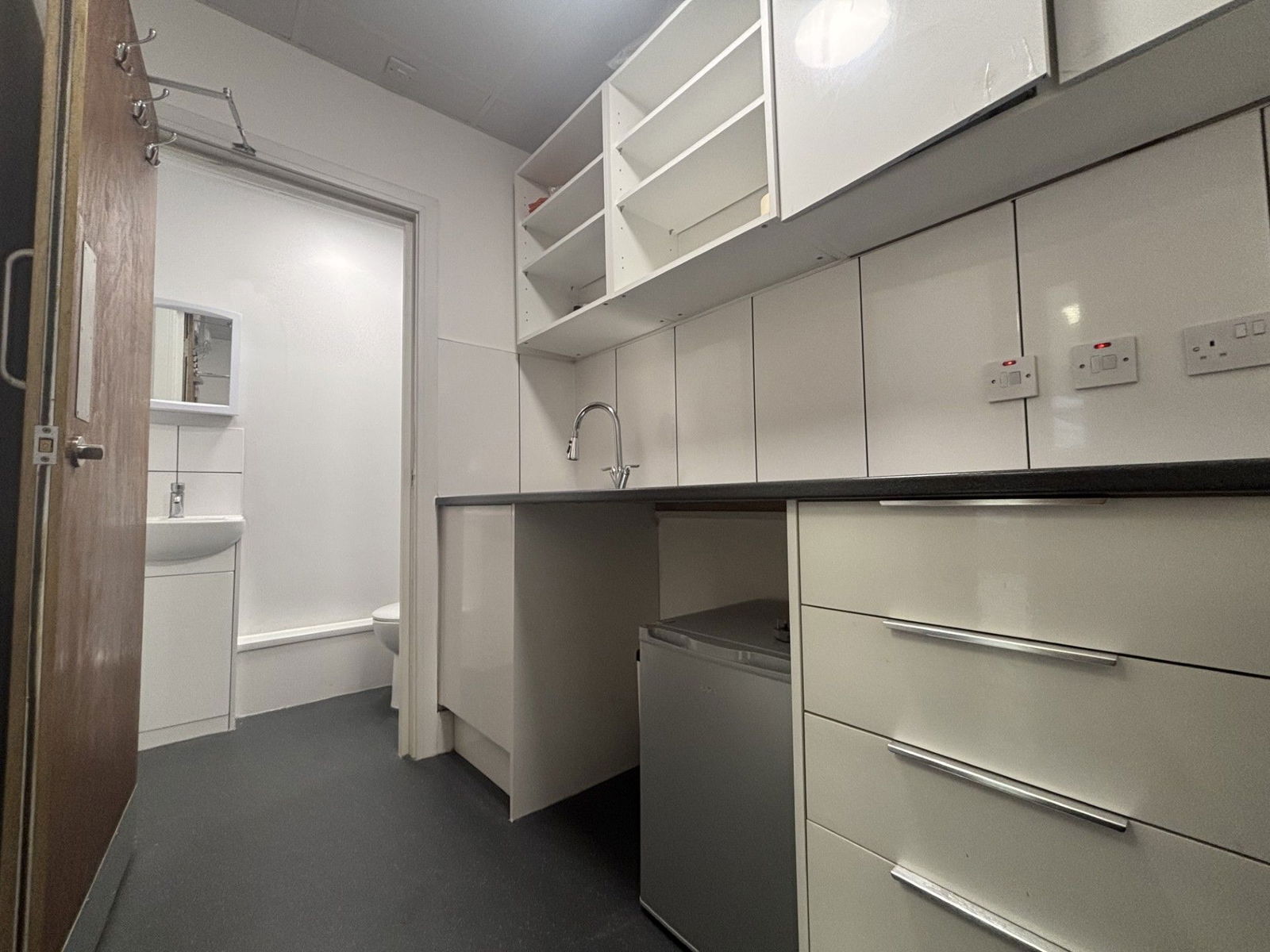 Retail property (high street) to rent in Queen Street, Gravesend, DA12 2EE  - Property Image 4