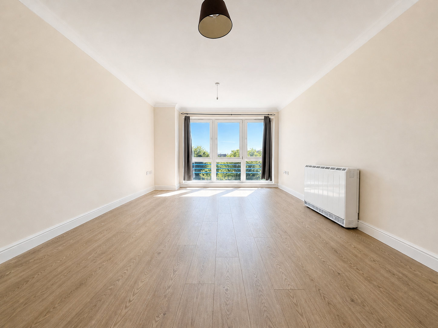 2 bed flat to rent in Stuart Road, Gravesend, DA11 0DT 1