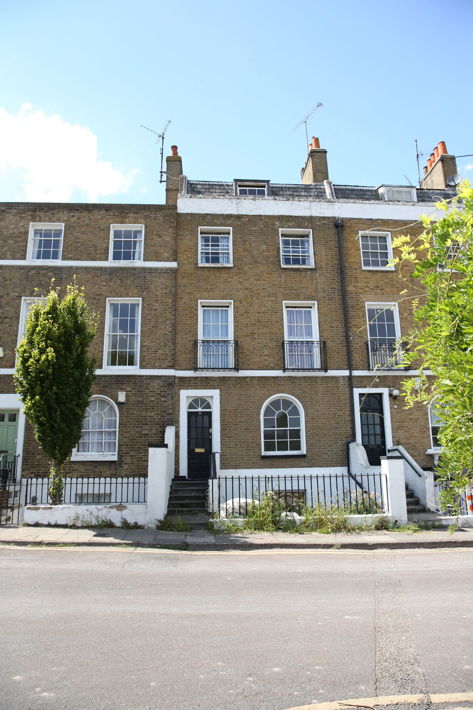 2 bed maisonette to rent in Milton Place, Gravesend, DA12 2BT - Property Image 1