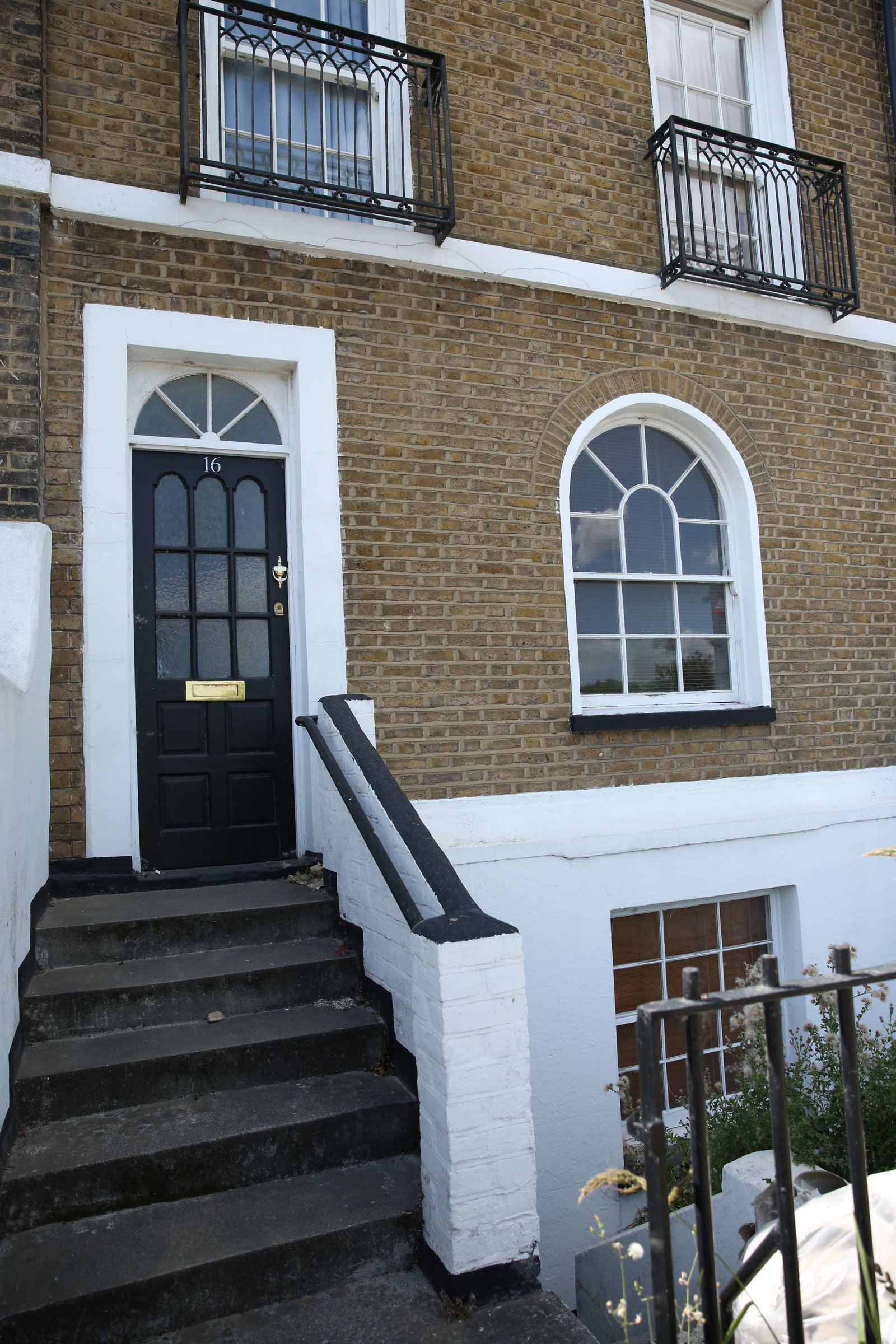 2 bed maisonette to rent in Milton Place, Gravesend, DA12 2BT  - Property Image 2