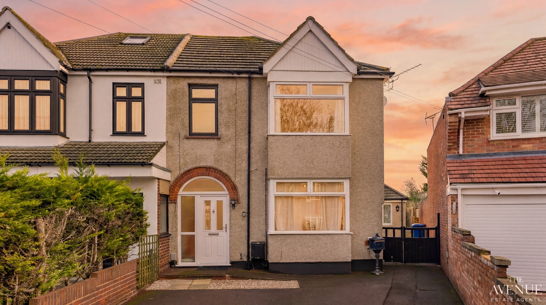 4 bed semi-detached house for sale in Chestnut Avenue, Grays 1