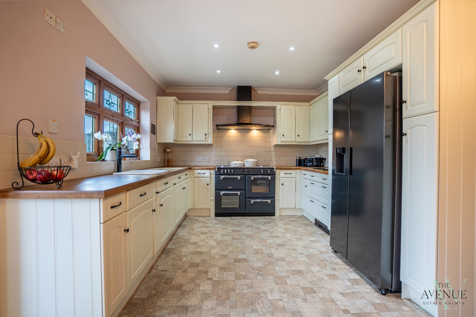 5 bed detached house for sale in Connaught Avenue, Grays  - Property Image 2