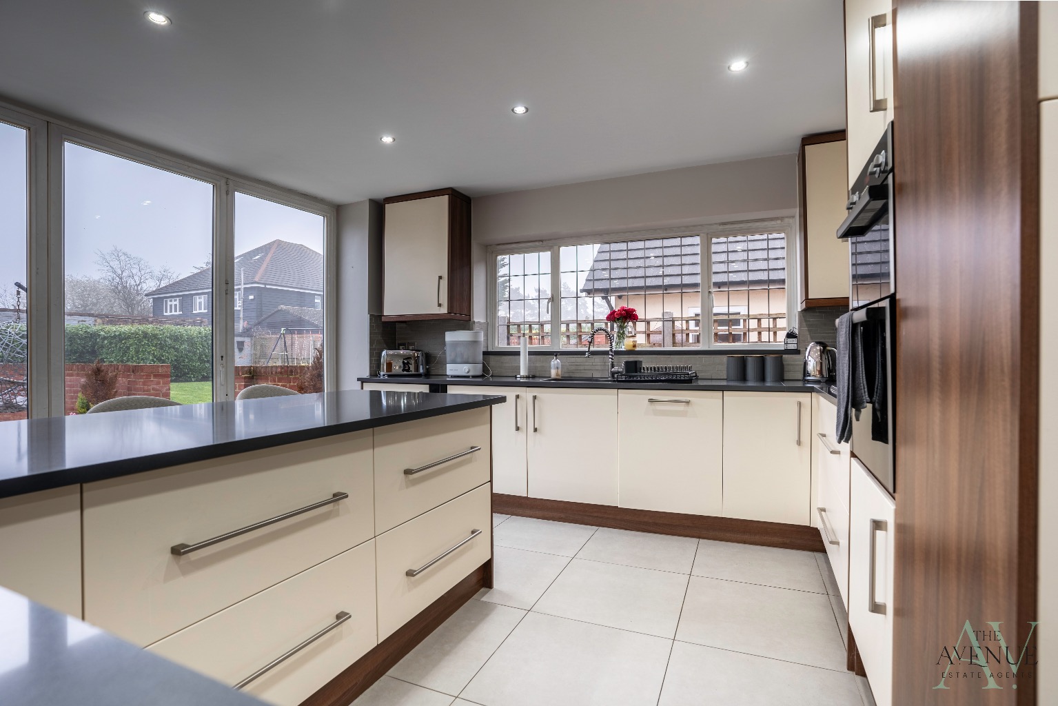 4 bed detached house for sale in Chestnut Avenue, North Grays 3